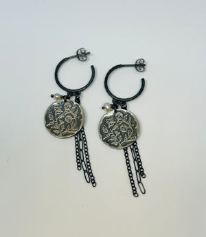 The Traveler - Hoop earrings - Oxidised silver w/pearl