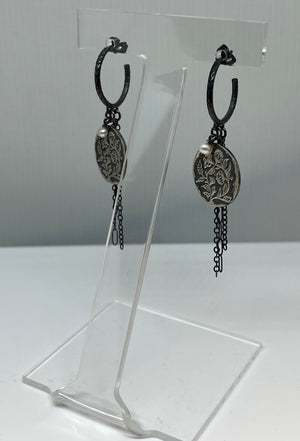 The Traveler - Hoop earrings - Oxidised silver w/pearl